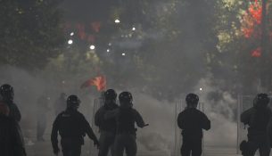 Policia tërhiqet, ua liron sheshin protestuesve