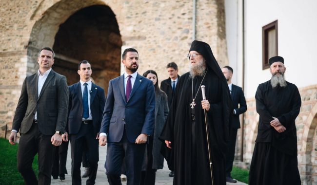 Vizita zyrtare e Millatoviçit nis në Manastirin e Deçanit