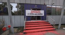“Shteti e vrau Arlindën”, pankarta dhe bojë e kuqe para Qeverisë