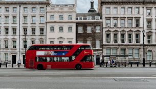 Anglia do t’i gjobisë pasagjerët që lëshojnë muzikë me zë të lartë në autobusë