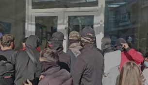 Protestat e të rinjve përhapen në qytete, bojkot mësimi dhe përplasje me Policinë