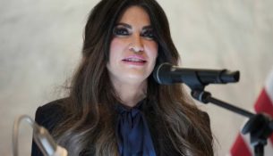 Shtëpia e Bardhë i kërkon Kimberly Guilfoyle-s të japë dorëheqjen nga posti i ambasadores në Greqi
