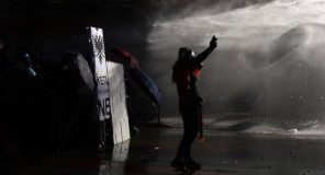 Protesta e dhunshme në Tiranë, jehonë në mediat ndërkombëtare