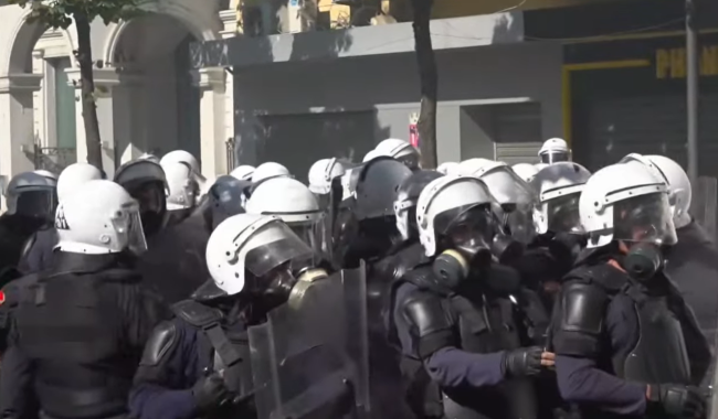 BE-ja reagon për përplasjet në Tiranë, kërkon hetime dhe dialog
