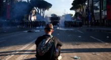 Tirana zgjohet pas një dite brutale protestash