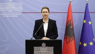 Protestat në Tiranë, zv.ministrja Ruseti apel prindërve: Mbajini fëmijët larg përplasjeve
