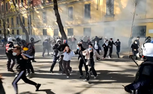 Policia shpërndan me gaz lotsjellës protestuesit te Parku Rinia