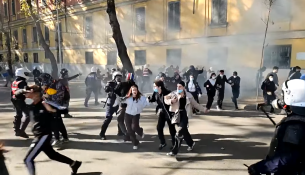 Policia shpërndan me gaz lotsjellës protestuesit te Parku Rinia