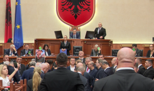 Shtatë akte me nga 76 vota, çfarë miratoi Kuvendi mes kaosit dhe përplasjeve
