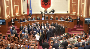 30 minuta për të bërë ligje, Kuvendi zhytet në kaos dhe përplasje fizike