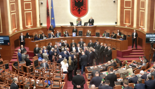 30 minuta për të bërë ligje, Kuvendi zhytet në kaos dhe përplasje fizike