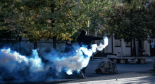 Tirana në kaos: Përplasje të forta, gaz lotsjellës dhe fishekzjarrë në protestën kombëtare