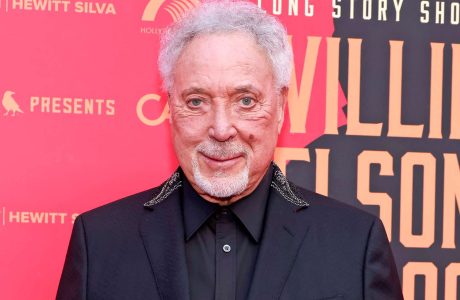 Tom Jones shtyn dy koncerte për shkak të gripit