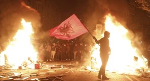 Protesta e studentëve përshkallëzohet, sulmohet Bashkia Tiranë