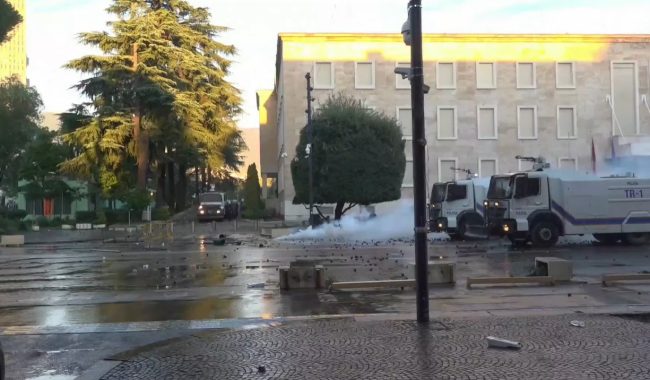 Kumbaro dënon dhunën gjatë protestës: Shkatërrimi nuk përfaqëson marrëdhënien mes studentëve dhe institucioneve