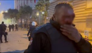 Policia: 14 efektivë të plagosur gjatë protestës në Tiranë, shoqërohen 35 persona