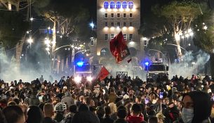 Vijon kaosi në bulevard, gaz lotsjellës dhe ujë në drejtim të protestuesve