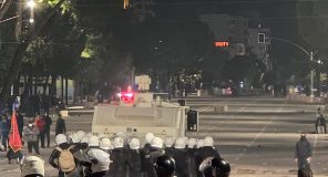 Mbi 3 orë përplasje të herëpashershme në bulevard, mes gazit lotsjellës dhe gurëve