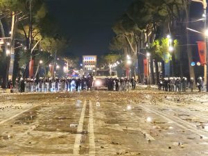 Policia zbraz bulevardin, Renea zbret në terren