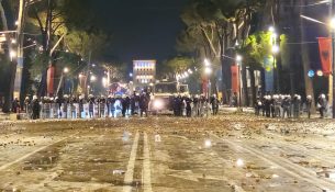 Policia zbraz bulevardin, Renea zbret në terren
