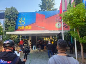 Sulmohet selia e Partisë Socialiste