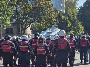 Policia shpërndan me ujë protestuesit