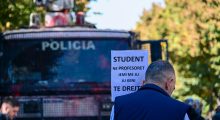 Pedagogët i bashkohen kauzës së studentëve, mblidhen para Politeknikut dhe hartojnë peticion