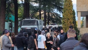 Hidhet molotovi i parë, Policia shpërndan menjëherë me gaz dhe ujë gjithë bulevardin