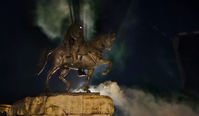 Tensione në protestë, përplasje e ashpër mes Policisë dhe protestuesve