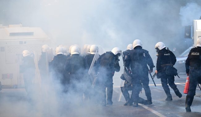 Tensione pranë selisë së PS-së, Policia hedh gaz lotsjellës për të shpërndarë protestuesit