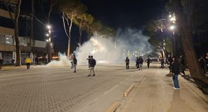 Dita e 13-të e protestës mbyllet pas gjashtë orësh me më pak përplasje