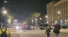 Efektivët ndërhyjnë për të shpërndarë protestuesit edhe në sheshin “Skënderbej”