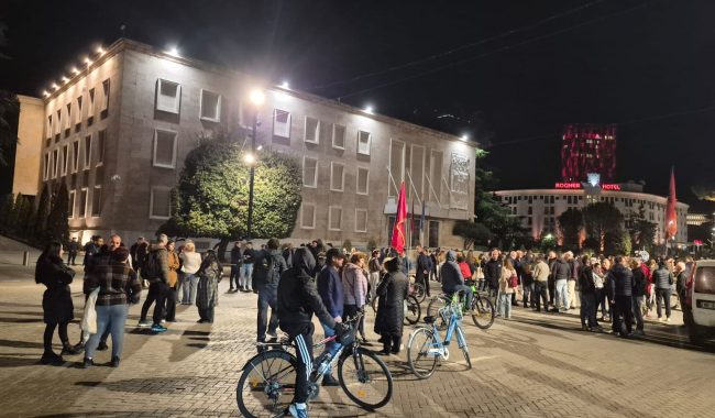 Dita e 17-të e protestave, studentët mblidhen sërish para Kryeministrisë