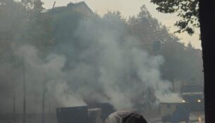 Qetësohet situata pas hedhjes së molotovëve, protesta vijon mes reshjeve të shiut