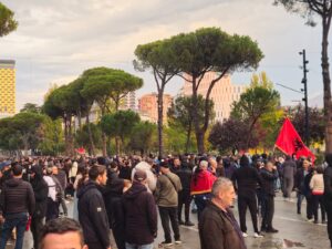 Protesta zhvendoset para Kryeministrisë, situata e qetë