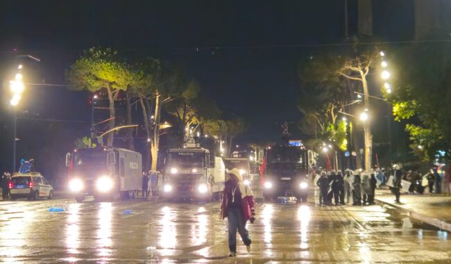 Policia boshatis bulevardin me ujë dhe gaz lotsjellës