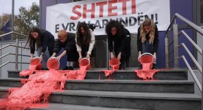Kolektivi Feminist kërkon burgosjen e prokurores dhe shkarkimin e Gërvallës e Sveçles