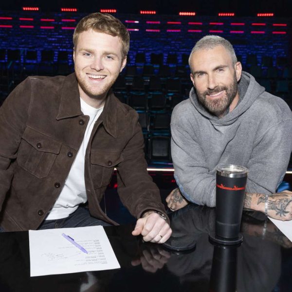 Adam Levine zgjedh Alex Warren si këshilltar në “The Voice”