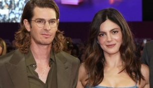 Andrew Garfield dhe Monica Barbaro shfaqen bashkë në premierën e filmit të tyre të ri “Artificial”