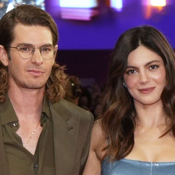 Andrew Garfield dhe Monica Barbaro shfaqen bashkë në premierën e filmit të tyre të ri “Artificial”