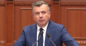 Dëmtuan pllakat përkujtimore të dëshmorëve të “21 janarit”, Balla: Shqiptari nuk ka zakon të dhunojë varret