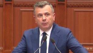 Dëmtuan pllakat përkujtimore të dëshmorëve të “21 janarit”, Balla: Shqiptari nuk ka zakon të dhunojë varret