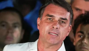 Flávio Bolsonaro mbërrin në SHBA, pas ekzilit nga Brazili