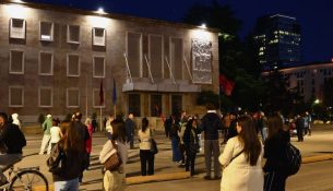 Studentët në ditën e 16-të të protestës, marshojnë drejt Kryeministrisë