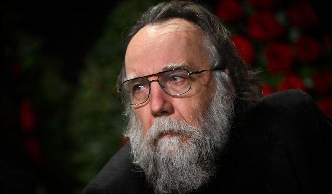 Aleksander Dugin komenton protestat në Shqipëri