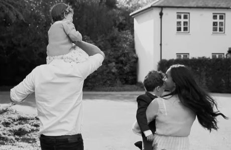 Meghan shfaq fëmijët në video, rihapet debati për sigurinë e tyre