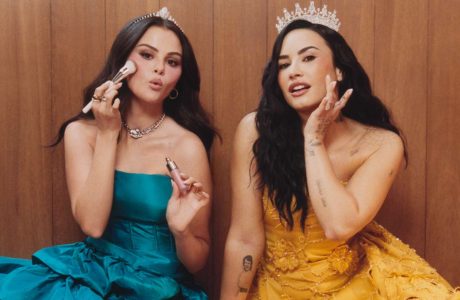 Selena Gomez dhe Demi Lovato rikrijojnë posterin e “Princess Protection Program”