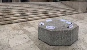 Rama përsërit ftesën për dialog, vendos sofrën e gurit para Kryeministrisë