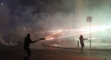 Tirana nën re gazi lotsjellës, vijojnë përplasjet e forta mes Policisë dhe protestuesve