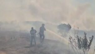 Zjarri në Zall-Herr, angazhohen 6 automjete dhe 25 zjarrfikës për shuarjen e flakëve